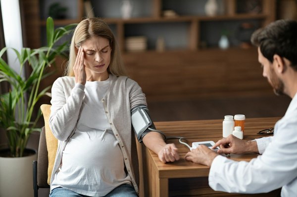 What are the specific criteria in the UK for diagnosing gestational hypertension?